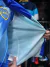 Campera rompeviento de Boca Juniors en colores azul y verde agua, mostrando el interior del material.