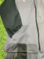Detalle del conjunto de Independiente para niño, mostrando la chaqueta con mangas negras y detalle de bolsillo.