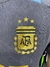 Logotipo de la Asociación del Fútbol Argentino en una remera de entrenamiento gris.