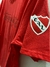 Remera roja de algodón con el logo del Club Atlético Independiente en la manga.