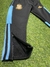 Pantalón negro de niño con detalles en azul, presenta el emblema de la AFA en dorado.