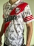 Camiseta retro de River Plate de 1996 con diseño blanco y rojo, detalles gráficos y el logo del club.