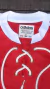 Camiseta retro de Independiente de 1995, color rojo con detalles en blanco y etiqueta de talla S de Adidas.