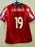 Camiseta del Atlético Madrid para niños con el nombre "J. Álvarez" y el número 19 en la parte posterior.