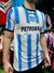 Camiseta retro de Racing de 2004, con diseño de rayas blancas y azules, logo de Topper y patrocinador PETROBRAS.