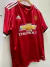Camiseta retro del Manchester United con el logo de Chevrolet y detalles en blanco.
