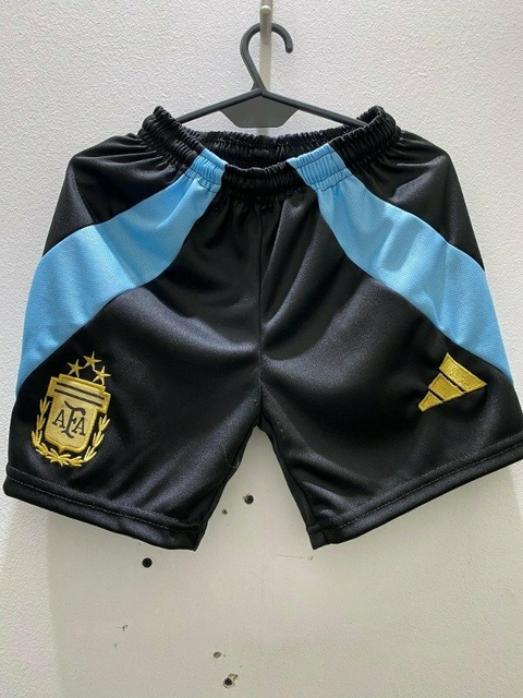 Shorts de fútbol para niño de Argentina, color negro con detalles en azul y el escudo de la AFA bordado en dorado.