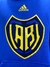 Buzo canguro de Boca Juniors, con el escudo del club en colores azul y amarillo.