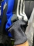 Detalle de la manga del buzo retro de Argentina para niño, mostrando su diseño en azul y negro.
