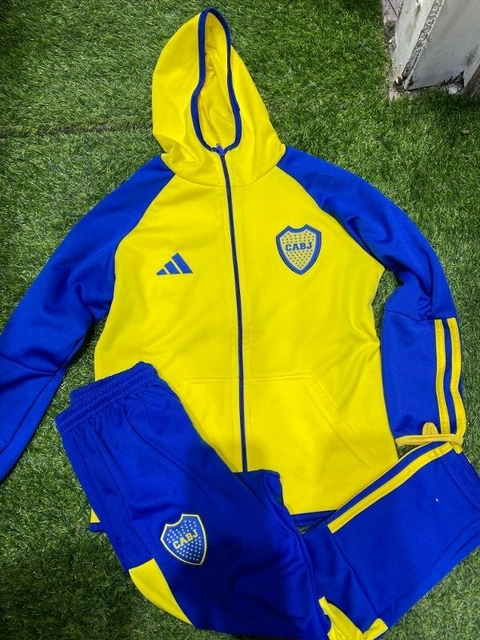 Conjunto de entrenamiento de Boca Juniors en colores azul y amarillo, compuesto por una sudadera con capucha y pantalones deportivos.