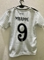 Camiseta del Real Madrid para niño con el nombre "Mbappé" y el número 9 en la espalda.