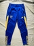 Pantalón deportivo de Boca Juniors en color azul y amarillo, con el escudo del club y detalles de la marca Adidas.