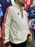 Campera blanca de River Plate, con detalles en rojo y logo de Adidas, modelo con capucha y bolsillo frontal.