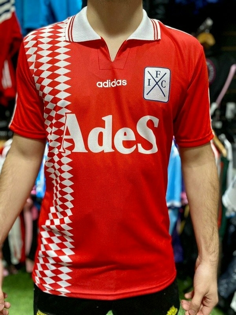 Camiseta de fútbol roja del Club Independiente, modelo 1995, con el logo de Adidas y el patrocinador Ades.