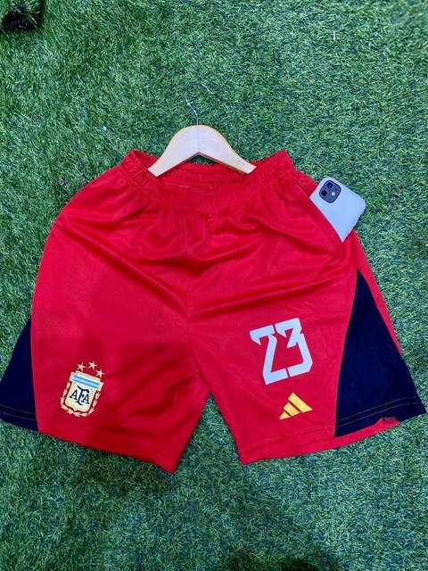 Shorts rojos del Dibu Martínez con el número 23 y detalles de la AFA y Adidas.