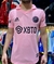 Camiseta rosa del Inter de Miami con detalles en negro y logo de sponsor