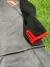 Detalle de un conjunto de Independiente para niño, mostrando la parte de la manga y el logo del club.