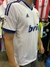 Camiseta blanca del Real Madrid 2013/2014 con el nombre de Cristiano Ronaldo, visible en un modelo masculino.