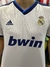 Camiseta del Real Madrid de la temporada 2013/2014, con el logo de Adidas y el patrocinador bwin en grande.