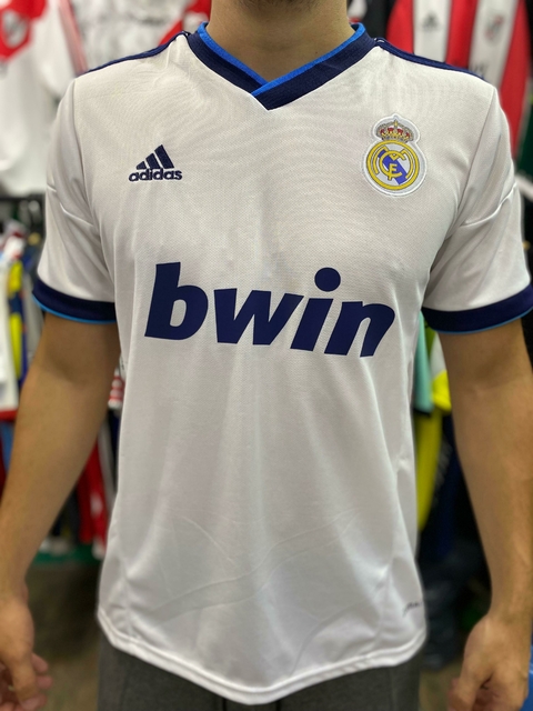 Camiseta del Real Madrid 2013/2014 con el nombre de Cristiano Ronaldo, color blanco con detalles en azul y logotipo de Adidas.