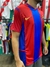Camiseta retro del FC Barcelona de la temporada 2002/03, con los colores rojo y azul y el logo de Nike.