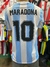 Camiseta de la selección argentina con el nombre "MARADONA" y el número 10, vista desde atrás.
