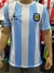 Camiseta de la selección argentina de fútbol, diseño en rayas celestes y blancas, con el escudo de la AFA y el logo de Le Coq Sportif.