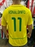 Camiseta retro amarilla de Brasil con el nombre "RONALDINHO" y el número 11 en la parte posterior.