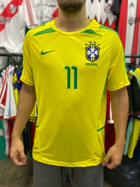 Camiseta retro de Brasil, modelo de Ronaldinho 2002, color amarillo con el número 11 y el escudo de la CBF.