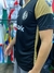 Camiseta de fútbol del San Lorenzo, color negro con detalles dorados, vista lateral.