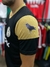 Camiseta de fútbol San Lorenzo con un diseño negro y detalles dorados, mostrando un cuervo en la manga.