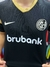 Camiseta de fútbol San Lorenzo Piel de Cuervo, negra con detalles dorados y logo de Nike.
