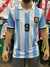 Camiseta de la selección argentina de fútbol, modelo de 2000, con franjas celestes y blancas, número 9 y escudo de la AFA.