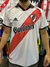 Camiseta titular de River Plate, modelo retro Aimar 2001/2002, con el logo de Quilmes y detalles en rojo y negro.