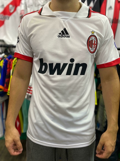 Camiseta blanca del AC Milan, modelo Ronaldinho 80, temporada 2007/08, con detalles en rojo y el logo de Adidas.
