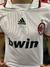 Camiseta blanca del AC Milan, año 2007/08, con el logo de Adidas y el patrocinador bwin.