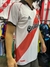 Camiseta titular de River Plate, modelo retro de Aimar, temporada 2001/2002, con diseño blanco y franjas rojas.
