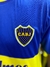 Logo de Boca Juniors en una camiseta retro de color azul y amarillo del año 2000.