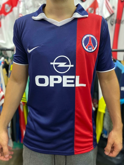 Camiseta retro de fútbol del PSG 2002/2003, con diseño en azul y rojo, logo de Opel y Nike, usada por Ronaldinho.