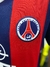 Logo del Paris Saint-Germain en la camiseta retro de Ronaldinho de la temporada 2002/2003.