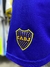 Detalle del escudo de Boca Juniors en un short azul de Adidas