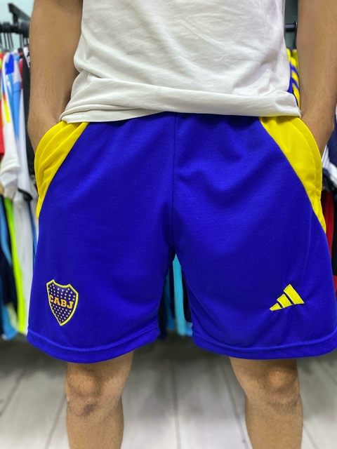 Shorts de Boca Juniors de Adidas en color azul con detalles amarillos y escudo del club.