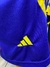 Detalle del short Boca Juniors de Adidas, mostrando el logo en amarillo sobre fondo azul.