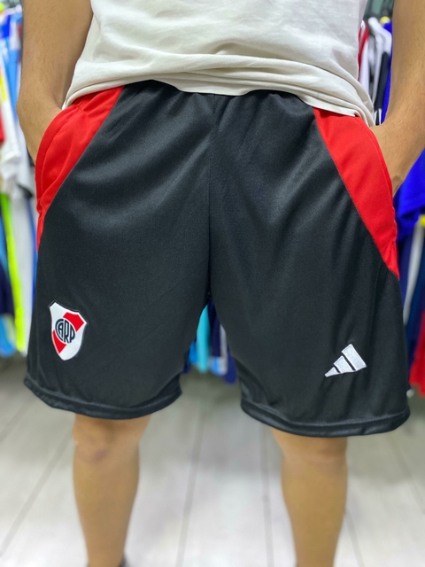 Shorts de River Plate en color negro con detalles rojos y logo del club en la parte frontal.
