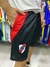 Shorts de River Plate en color negro con detalles rojos y logo del club.