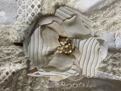 BROCHE CON TELAS Y CON ENCAJES RICCI