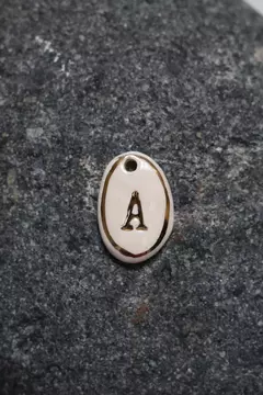 COLLAR LETRAS DORADO - El Almacén de Adriana Kuntz