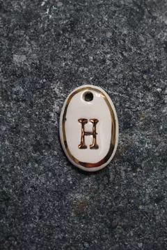 COLLAR LETRAS DORADO - El Almacén de Adriana Kuntz