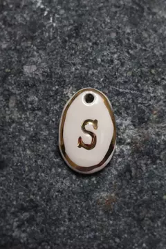 COLLAR LETRAS DORADO - El Almacén de Adriana Kuntz