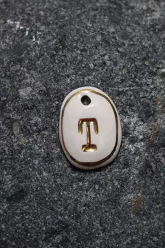 COLLAR LETRAS DORADO
